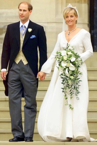 Sophie von Wessex und der britische Prinz Edward (jüngster Spross von Queen Elizabeth II) kurz nach ihrem Ja-Wort am 19. Juni 1999. 