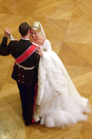Hochzeitswalzer von Kronprinzessin Mette-Marit und ihrem Gatten Haakon von Norwegen am 25. August 2001. 