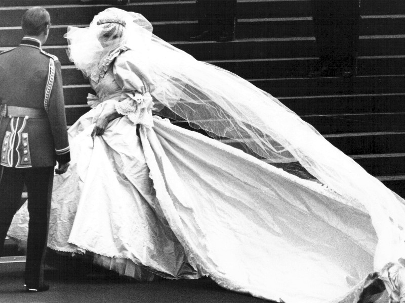 Das Hochzeitskleid von Lady Diana bestand aus viel – viel, viel – Stoff. Wir befinden uns den 80er-Jahren. 