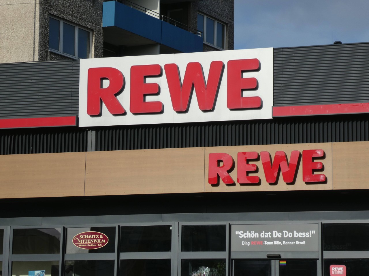 Auch Rewe zieht nun nach und will künftig Lebensmittelpreise zu Fleisch, Wurst und Butter erhöhen. (Archivbild)