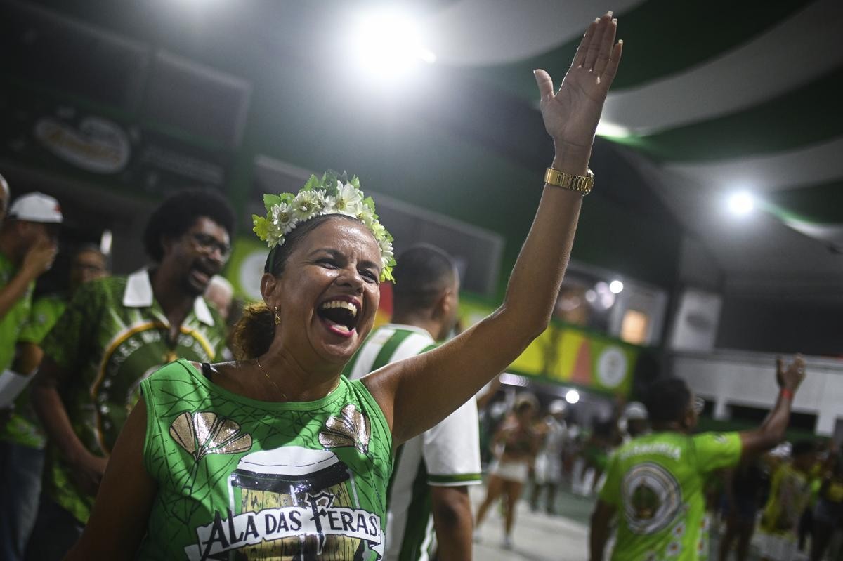Rosimeri Costa, Präsidentin von "Ala das Feras", nimmt an der Probe der Sambaschule "Império Serrano" für den anstehenden Karnevalsumzug teil. Nach dem Corona-bedingten Ausfall stehen in Rio wieder die weltberühmten Umzüge im Sambodrom an. 