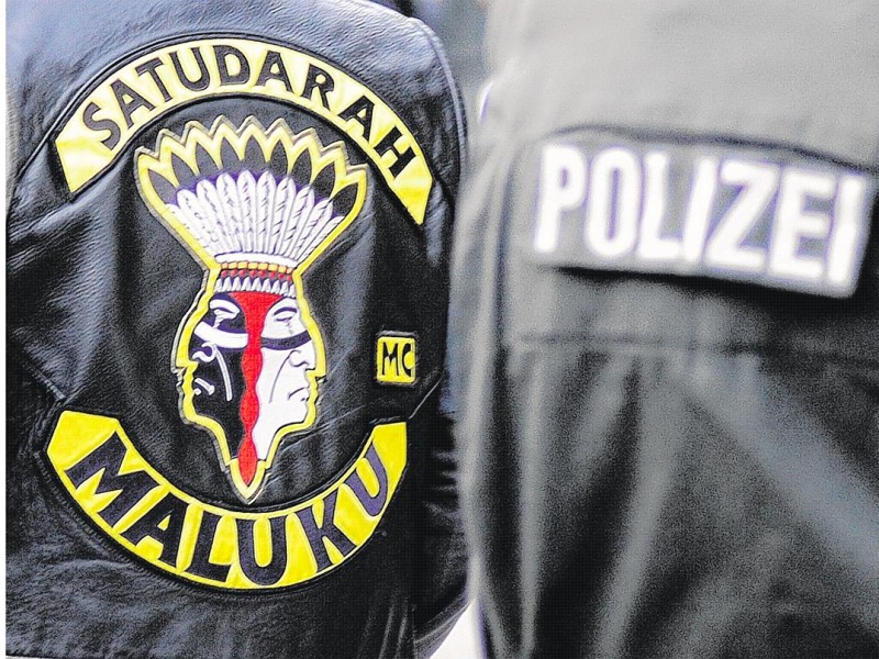 Kinder finden auf einem Spielplatz in Duisburg eine Maschinenpistole. Die Ermittlungen führen zum Duisburger Rockerclub Satudarah. Zeitgleich stehen Ende des Jahres zwei Mitglieder vor Gericht - wegen Verstoßes gegen das Kriegswaffen-Kontrollgesetz. Ali Osman, Ex-Chef der Rocker, wartet noch auf seinen Prozess.
