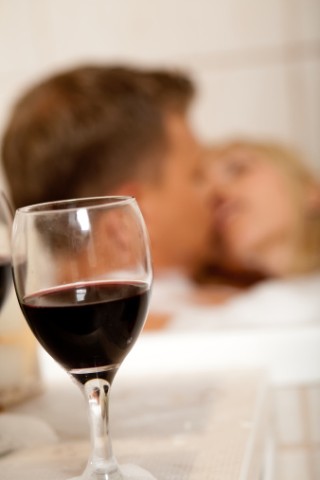 Ein Glas Wein senkt die Hemmungen und steigert die Lust auf Sex. Experten raten allerdings davon ab, vorm Sex mehr Alkohol zu trinken