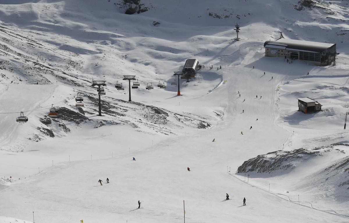 Skifahrer sind auf dem Zugspitzplatt unterwegs. Die Skisaison geht nach dem coronabedingten Stillstand der Lifte im vorangegangenen Winter mit einer positiven Bilanz ihrem Ende zu.