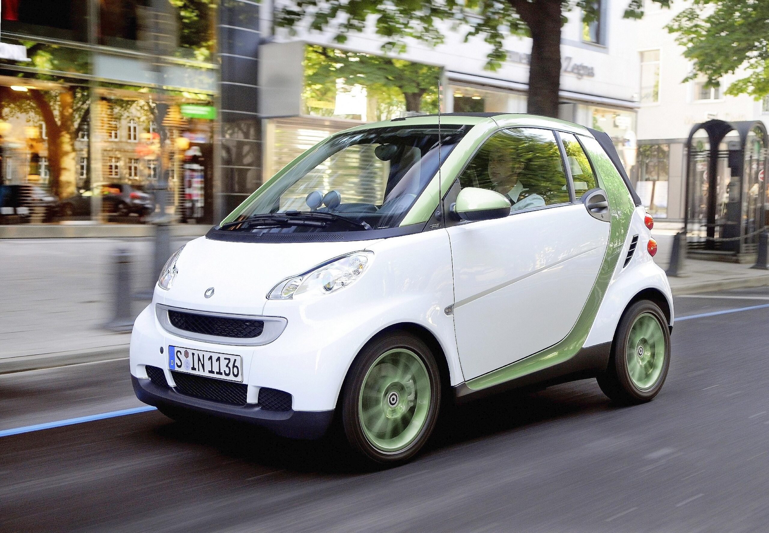Bei all seinen Schwächen ist der Smart, anders als der Renault, ein richtiges Automobil.