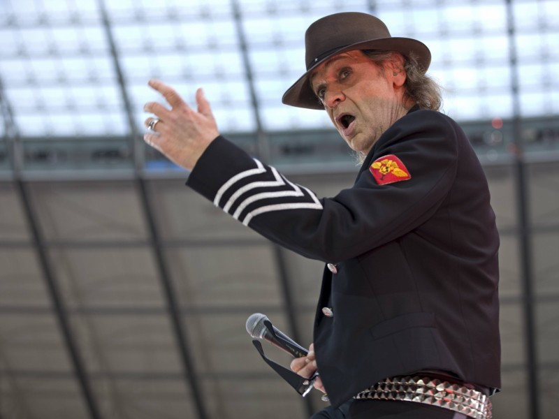 Eine bunte Republik ist selbstverständlich. Und daher erheben wir uns auch gemeinsam gegen dieses Pack, gegen diese Idioten in Orten wie Freital und Heidenau, sagte Udo Lindenberg. 