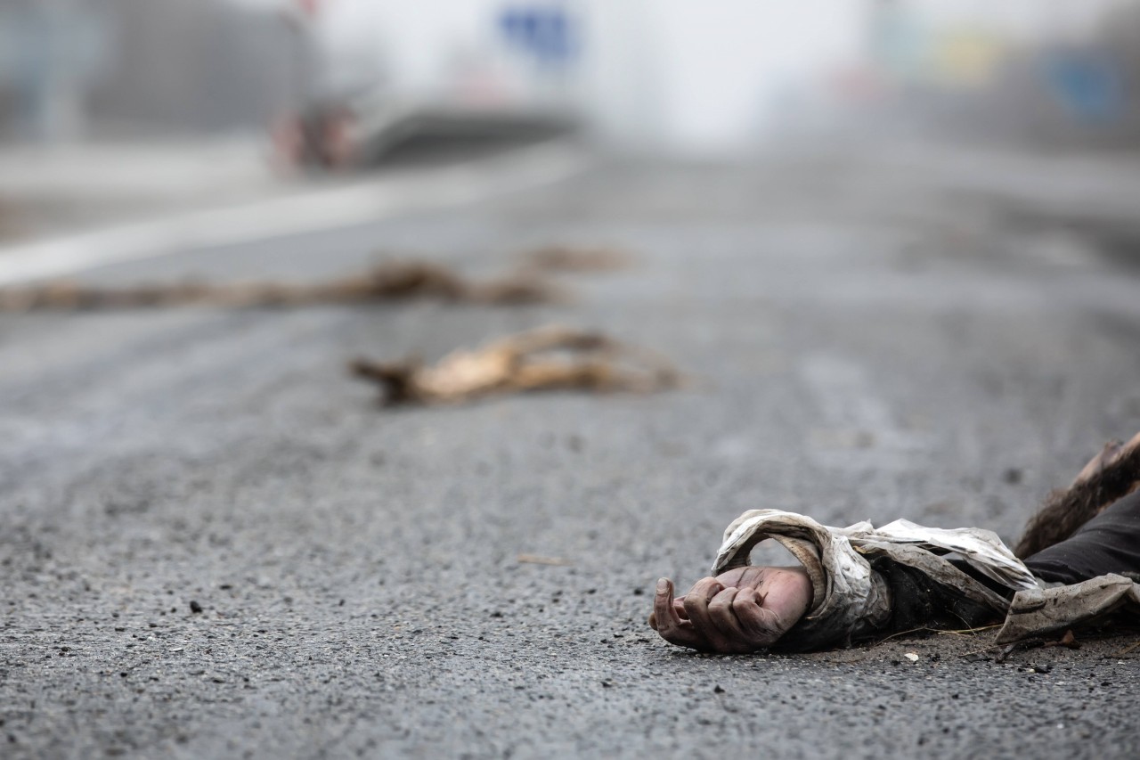 Ukraine-Krieg: Eine Leiche in Butscha in der Region Kiew. Ist das das Werk der zurückgezogenen russischen Soldaten? Moskau dementiert.