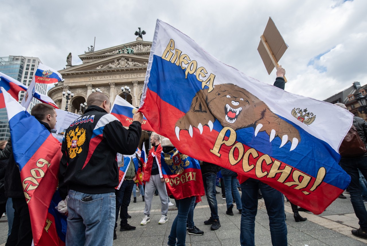 Ukraine-Krieg: Teilnehmer eine prorussischen Demonstration in Frankfurt.