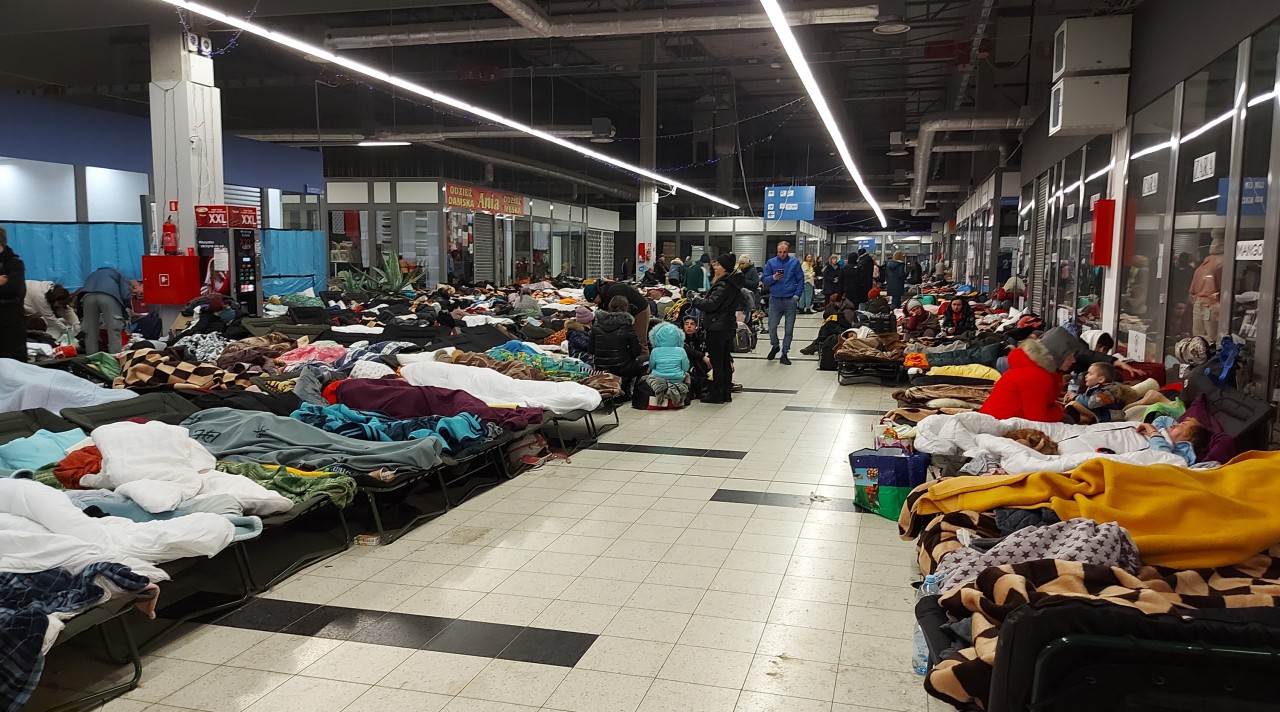 Der Ukraine-Krieg zwingt viele Menschen dazu, ihre Heimat zu verlassen – sie kommen unter anderem in polnischen Grenzort Przemyśl unter, wie hier in einem Einkaufszentrum.
