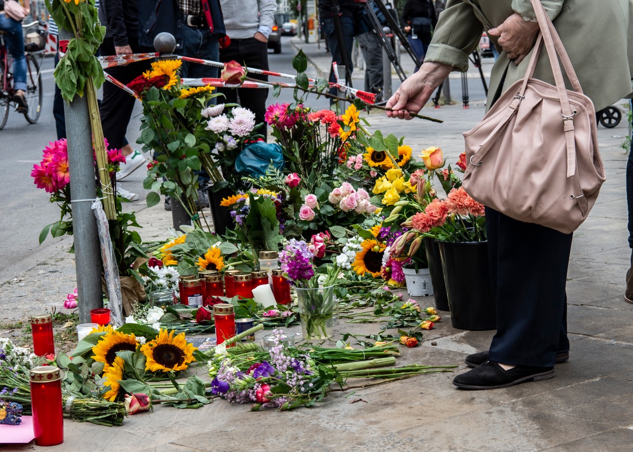 Anwohner von Berlin trauern um die Opfer des schrecklichen Unfalls.