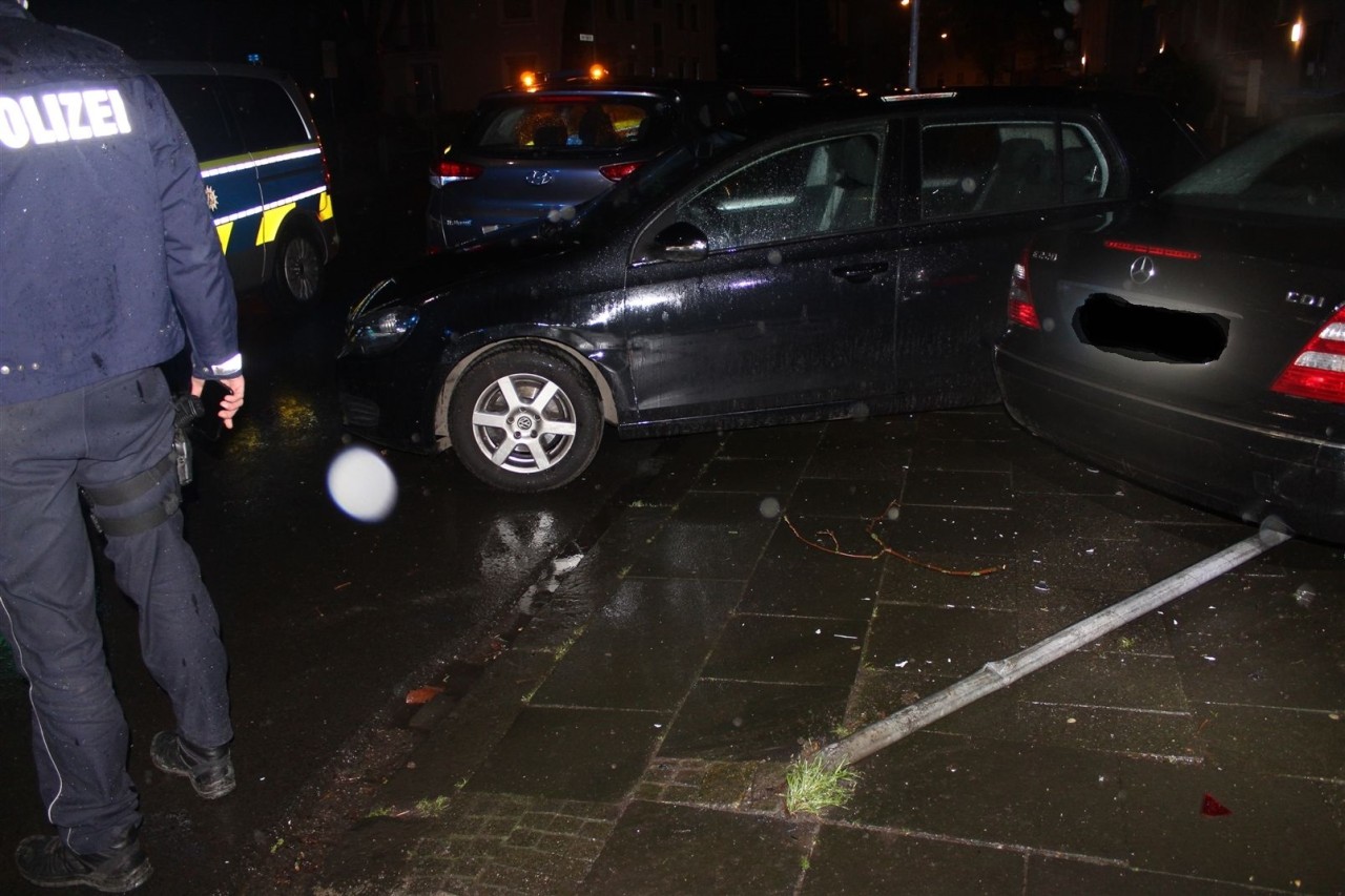 Die Flucht endete für den Fahrer diese Mercedes übel. Statt zu entkommen baute er einen Unfall.