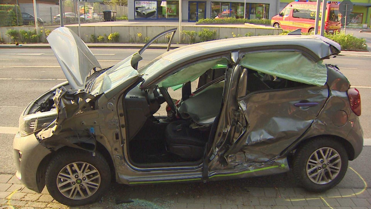 NRW: Das Dach des Pkw musste aufgeschnitten werden, um die 22-jährige Fahrerin zu retten.