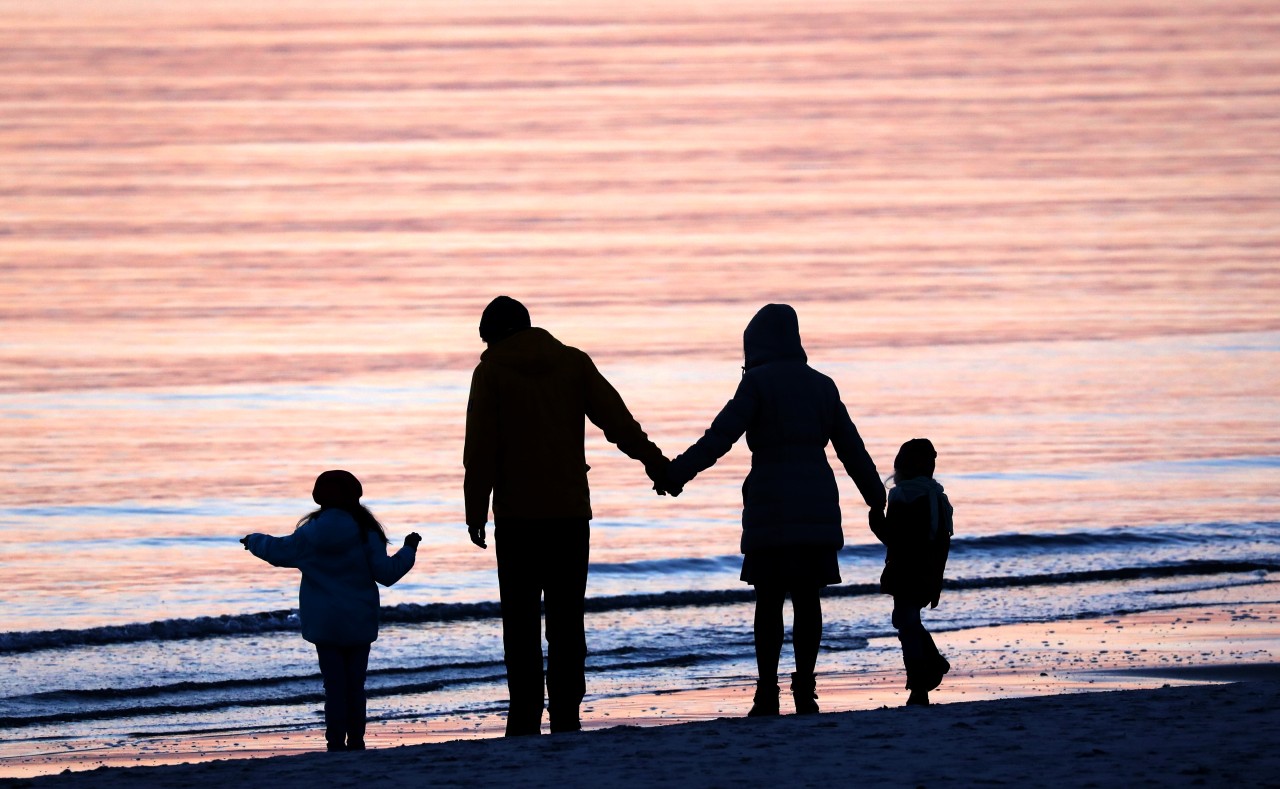 Beim Urlaub an der Ostsee sind Familien mit Kindern nicht überall erwünscht. (Symbolbild)