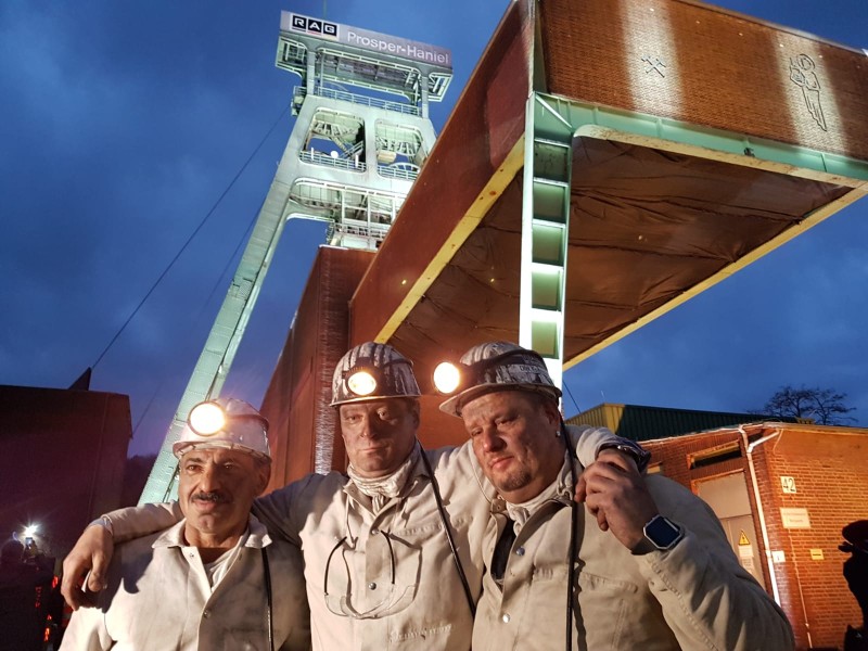 Die letzten Bergmänner vor dem Bergwerk Prosper-Haniel in Bottrop