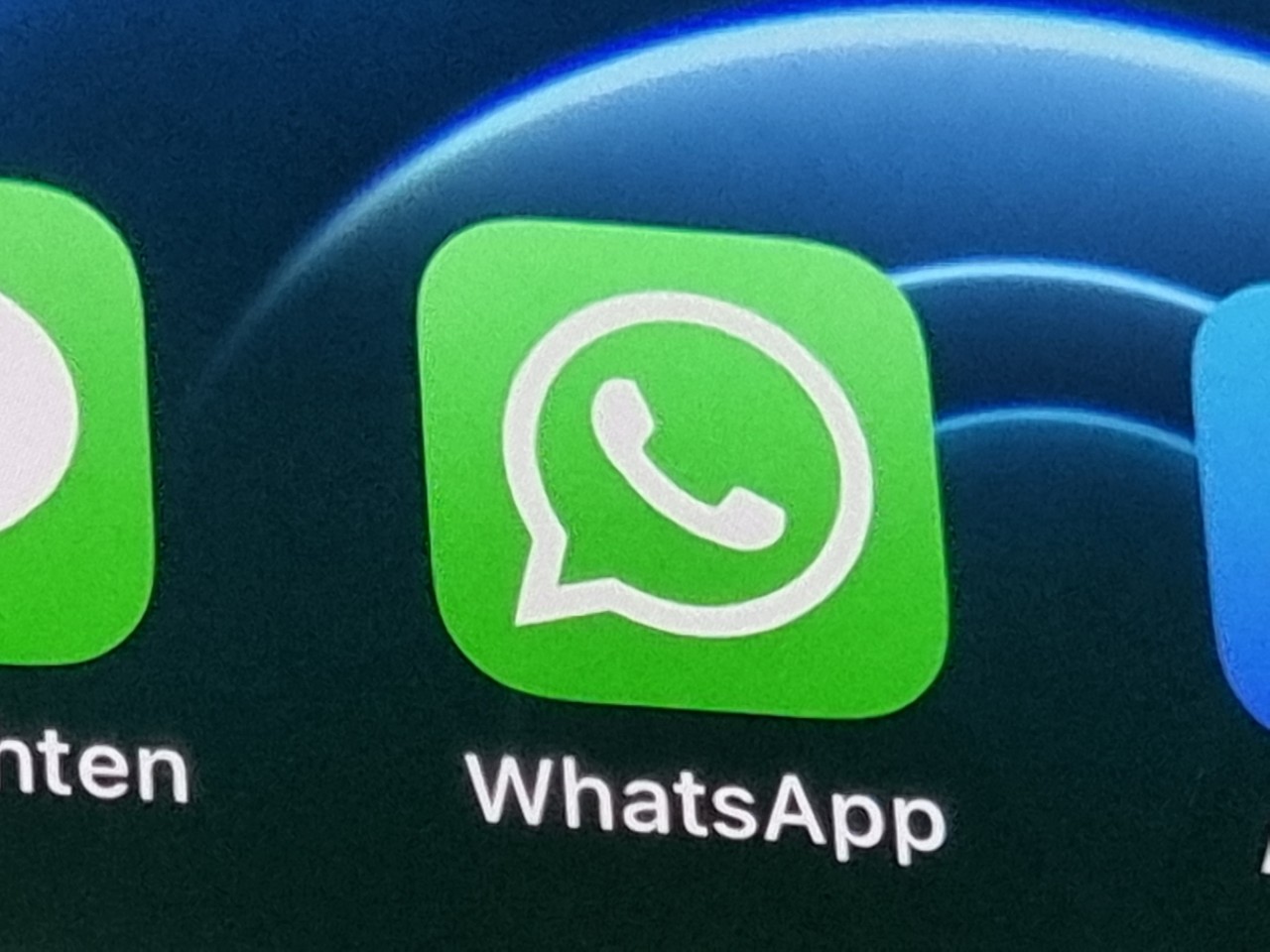 Bei Whatsapp gibt es immer wieder Menschen, die deine Chats mitlesen wollen. (Symbolbild)