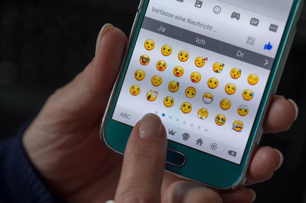 Die Betrugs-Nachrichten auf Whatsapp sind oft persönlich gestaltet und mit Emojis verziert. (Symbolbild)