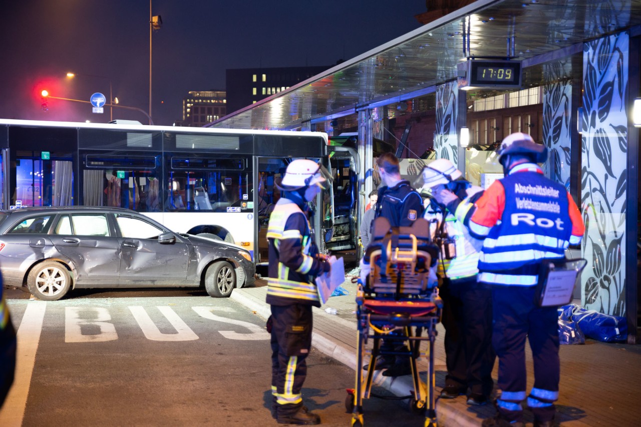 Rettungskräfte versorgten die Verletzten nach dem verheerenden Busunglück am Wiesbadener Hauptbahnhof.