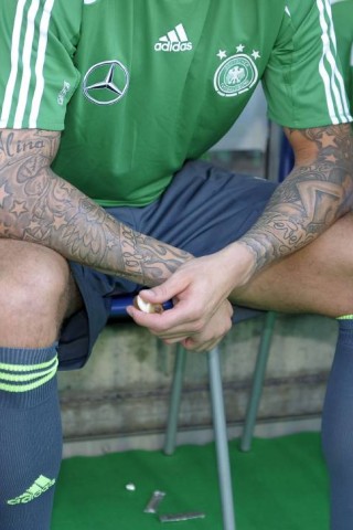 Wem gehören diese Arme? Hoffenheim-Keeper Tim Wiese. Er trägt ein Nackt-Tattoo seiner Ehefrau Grit und eine Tätowierung mit Name und Geburtsdatum seiner Tochter Alina.