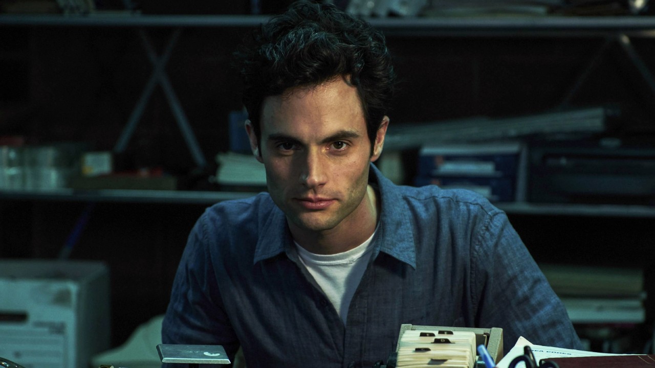 In der vierten Staffel der Netflix-Serie „You“ verguckt sich der Protagonist Joe Goldberg in eine neue Frau. In der vierten Staffel der Netflix-Serie „You“ verguckt sich der Protagonist Joe Goldberg in eine neue Frau.