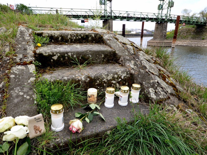 Gut zwei Wochen später, Anfang April, entdeckt ein Spaziergänger den Torso im Duisburger Hafenbecken. Dort stellen Unbekannte Kerzen auf und legen Blumen nieder, um des Getöteten zu gedenken. Die restlichen Körperteile bleiben trotz intensiver Suche verschwunden. Ebenso der oder die Täter.
