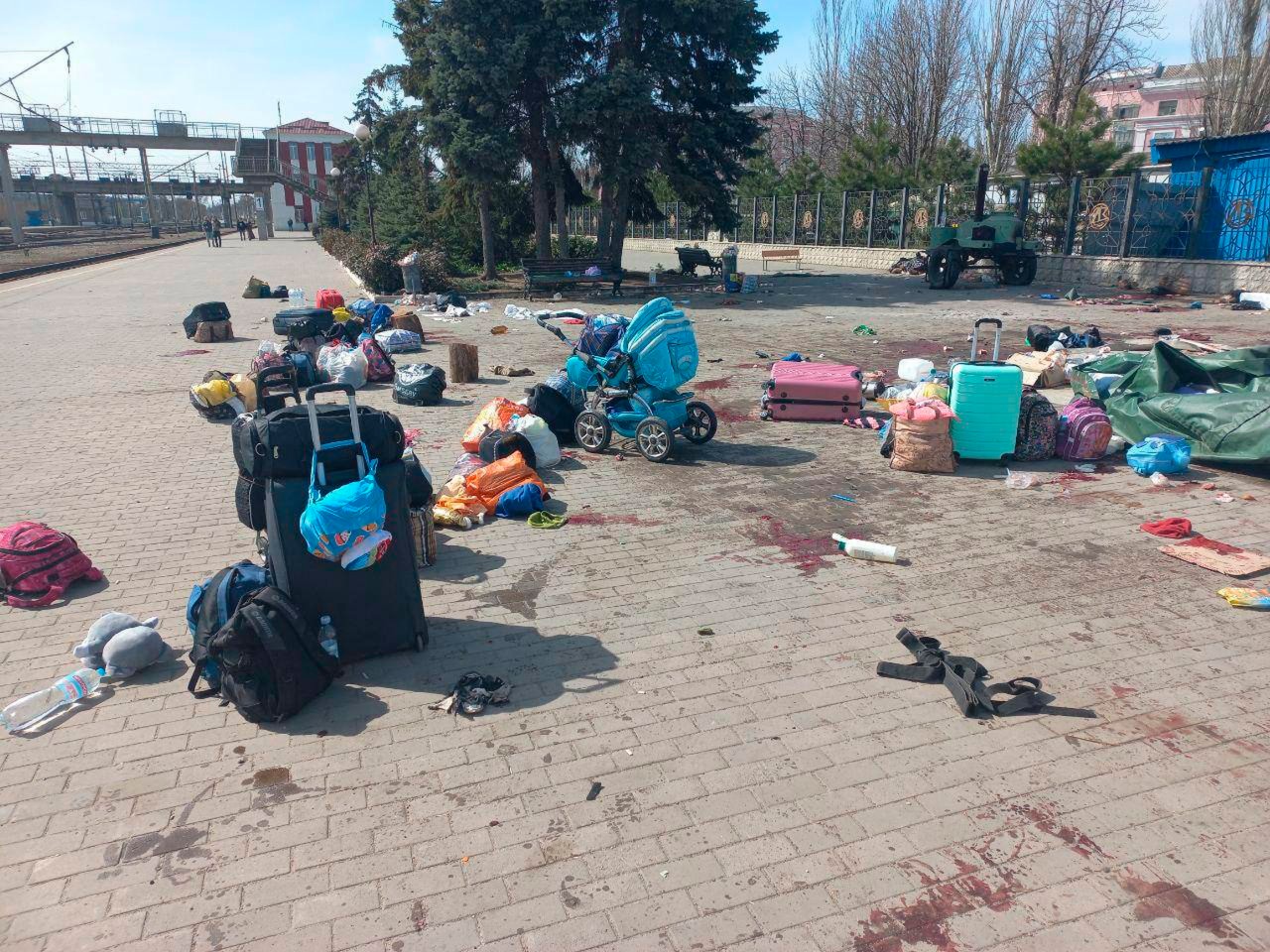 08.04.2022, Ukraine, Kramatorsk: Auf diesem Foto, das auf dem Telegramm-Kanal des ukrainischen Präsidenten Wolodymyr Zelenskyy veröffentlicht wurde, sind Blutflecken zwischen Taschen und einem Kinderwagen auf einem Bahnsteig nach russischem Beschuss des Bahnhofs in Kramatorsk, Ukraine, am Freitag, 8. April 2022, zu sehen. 08.04.2022, Ukraine, Kramatorsk: Auf diesem Foto, das auf dem Telegramm-Kanal des ukrainischen Präsidenten Wolodymyr Zelenskyy veröffentlicht wurde, sind Blutflecken zwischen Taschen und einem Kinderwagen auf einem Bahnsteig nach russischem Beschuss des Bahnhofs in Kramatorsk, Ukraine, am Freitag, 8. April 2022, zu sehen.
