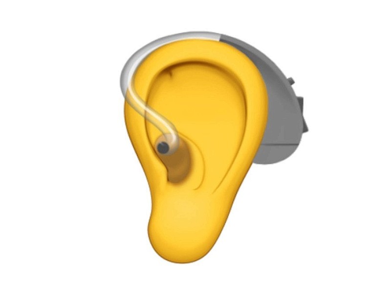Ein Ohr mit einem Hörgerät.