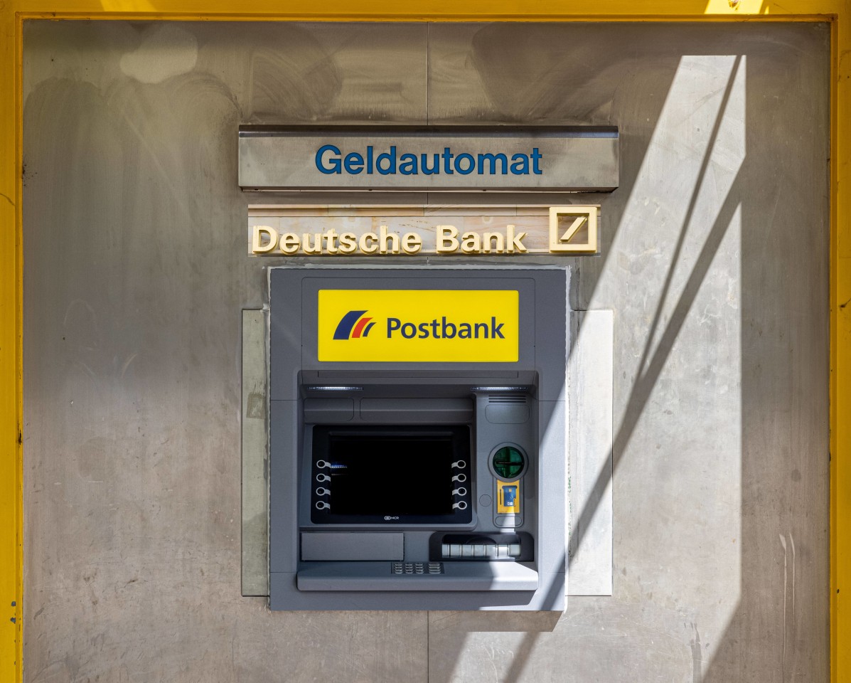 Deutsche Bank, Postbank und andere Geldhäuser bieten immer weniger Geldautomaten auf. (Symbolfoto)