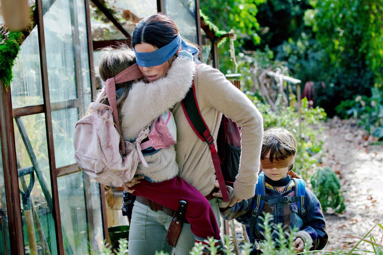 Sandra Bullock (m.) spielt in „Bird Box“ die schwangere Malorie, die sich und ihre Kinder vor den tödlichen Wesen schützen muss.