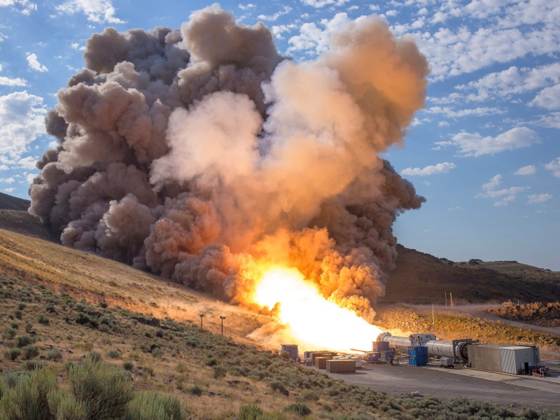 Zweiter und finaler Test eines Boosters des Space Launch Systems im Juni 2016 in Utah (USA). Während eines Raketenstarts werden die Booster für den Schub benötigt, um der Erdanziehungskraft zu entkommen.