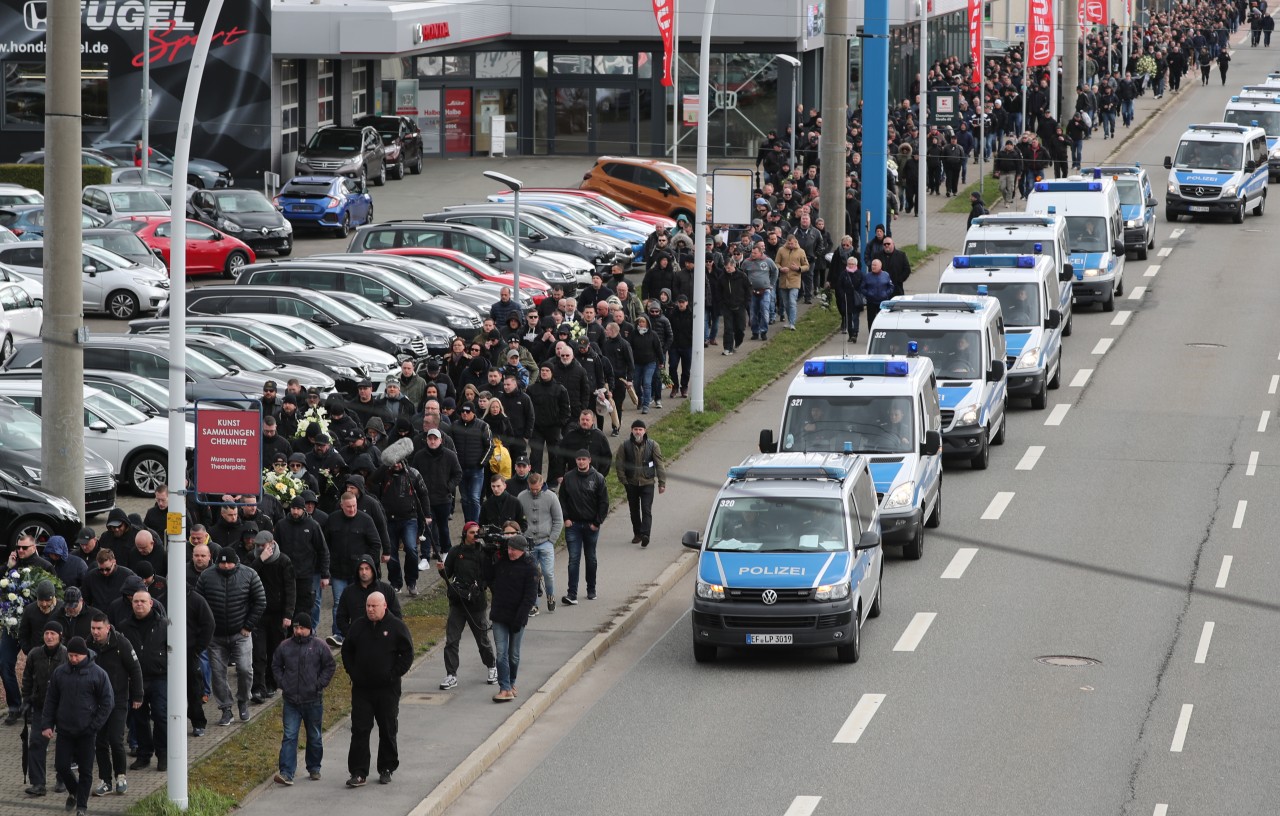 Teilnehmer eines Trauerzugs gehen zum Friedhof, um an der Beerdigung von Thomas Haller, eines verstorbenen Fans des Fußball-Regionalligisten Chemnitzer FC, dabei zu sein. 