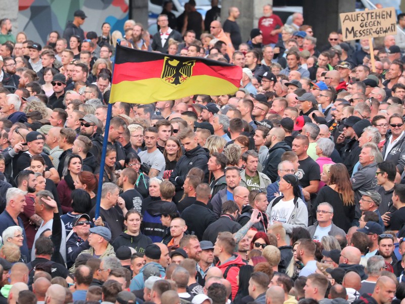Nach dem tödlichen Angriff auf einen 35-jährigen Mann in Chemnitz und anschließenden Ausschreitungen am Sonntag ist es in der sächsischen Stadt am Montag erneut zu Demonstrationen und Gewaltausbrüchen gekommen. Als Reaktion versammelten sich ebenfalls mehrere linke Gruppierungen, um sich dem Aufmarsch entgegenzustellen. 