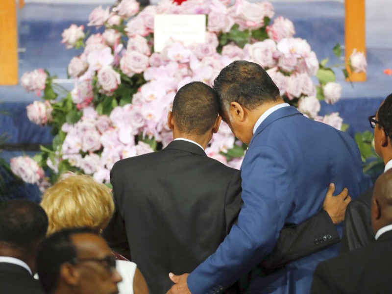 Pastor und Politiker Jesse Jackson (rechts) hält während der Trauerfeier für Aretha Franklin einen Trauernden im Arm. 