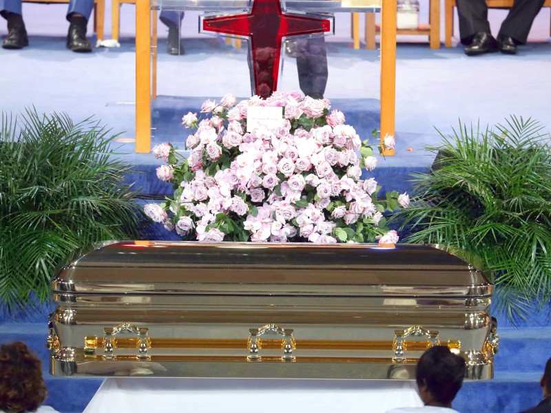 Der goldene Sarg der Verstorbenen wurde für die Trauerfeier mit pinken Blumen geschmückt. Franklin war am 16.August 2018 im Alter von 76 Jahren gestorben.