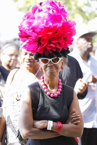 Zwei Wochen nach dem Tod von Aretha Franklin haben sich Bürger und Prominente in Detroit zum Gottesdienst für die gefeierte Soulsängerin versammelt. Fans von Franklin – wie diese Dame mit Hut – haben sich vor dem Greater Grace Temple in Detroit eingefunden – in der Hoffnung, an der Trauerfeier teilnehmen zu können.