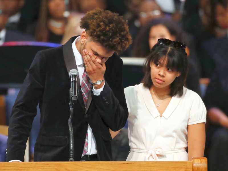 Die beiden Enkel Franklins, Jordan (l) und seine Schwester Victoire, haben ihre Trauer auf der Gedenkfeier in einer Rede zum ausdruck gebracht. 