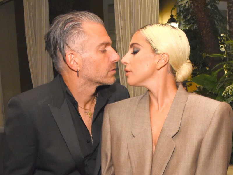 Lady Gaga und Christian Carino haben sich verlobt. Bei einer Gala in Los Angeles Mitte Oktober 2018 dankte Gaga in einer Rede ihrem Verlobten („my fiancé“) und verriet so die feste Bindung. 