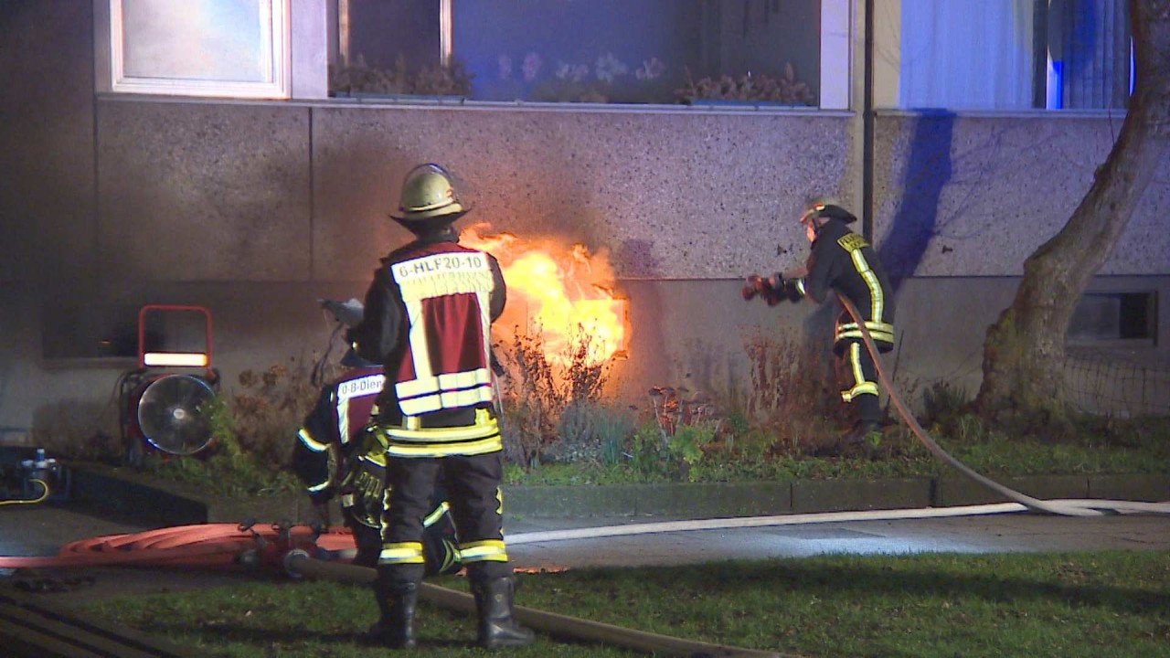 Dortmund: eueralarm mitten in der Nacht – die Feuerwehr rückte in der Nacht von Freitag auf Samstag nach Scharnhorst aus. Dortmund: eueralarm mitten in der Nacht – die Feuerwehr rückte in der Nacht von Freitag auf Samstag nach Scharnhorst aus.