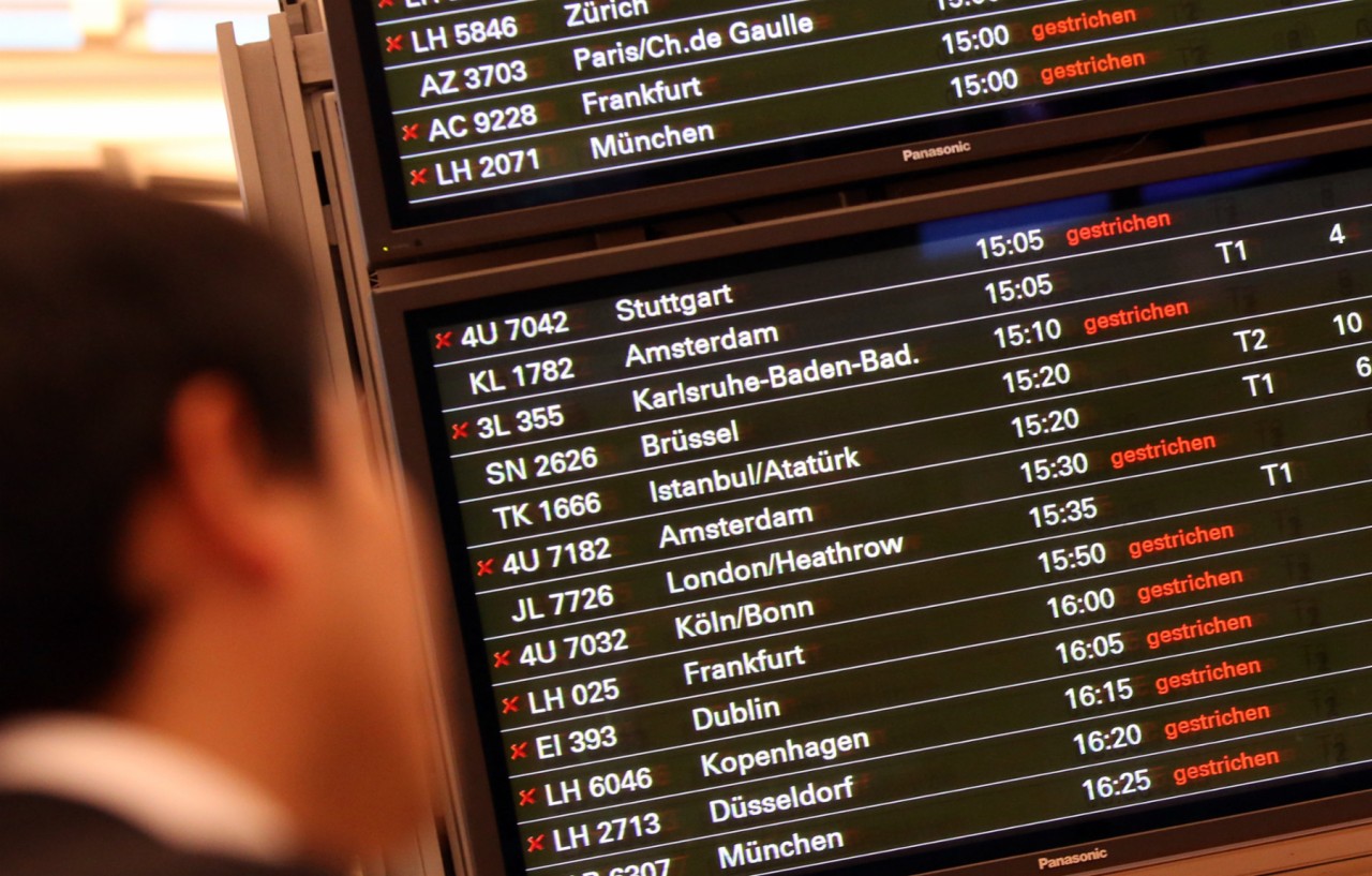 Gestrichen, gestrichen, gestrichen: Die Anzeigetafel am Flughafen Hamburg zeigt den Einfluss von Orkan "Xaver".