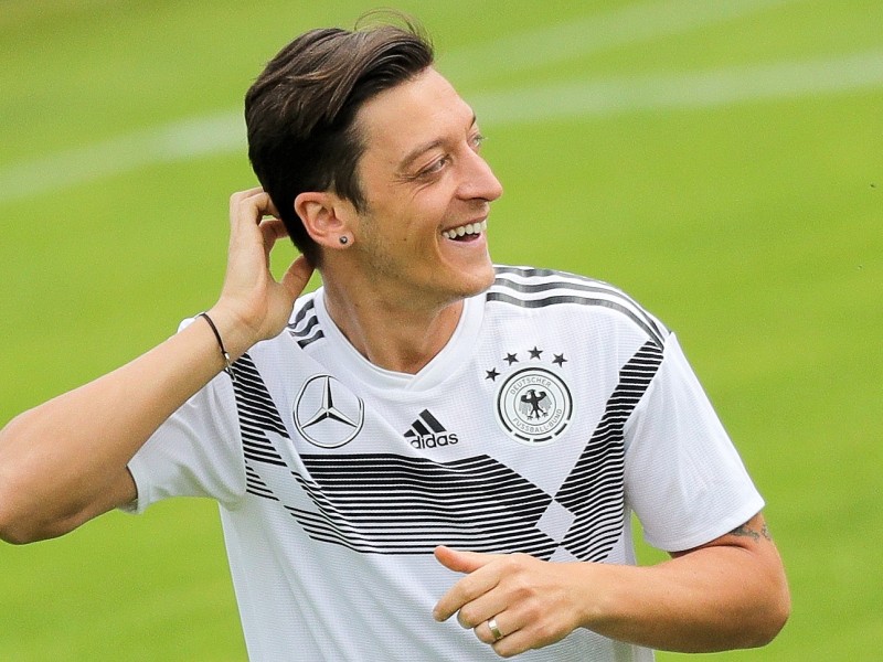 Mesut Özil ist glücklich: Nach seiner Trennung mit Mandy Capristo ist der Kicker wieder verliebt. 
