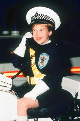 Prinz William spielt beim Besuch einer Motorradpolizeitruppe im November 1987 in Barnes bei London selbst Polizist. Die Uniform bekam er zum Empfang geschenkt. 