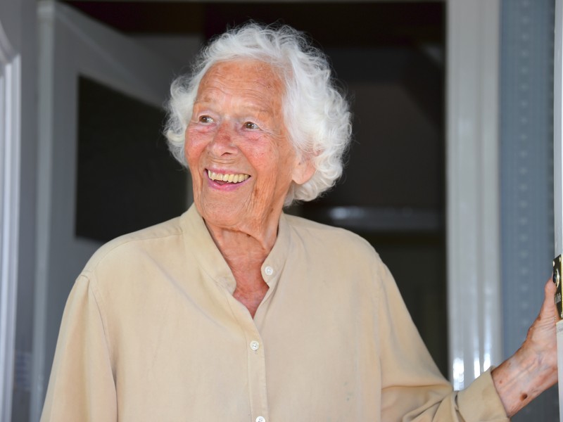Die Schauspielerin Renate Delfs ist am 14. Mai im Alter von 93 Jahren gestorben. Die Flensburgerin erlangte große Bekanntheit durch Serien wie „Adelheid und ihre Mörder“, „Nicht von schlechten Eltern“ und „Der Landarzt“. 