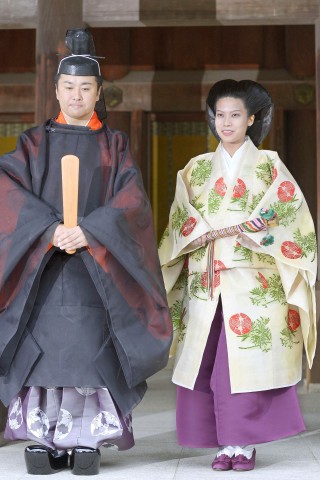 Prinzessin Noriko – Tochter des verstorbenen Tenno-Cousins Prinz Takamado – und ihr Bräutigam Kunimaro Senge nach ihrer Trauung im japanischen Izumo. 