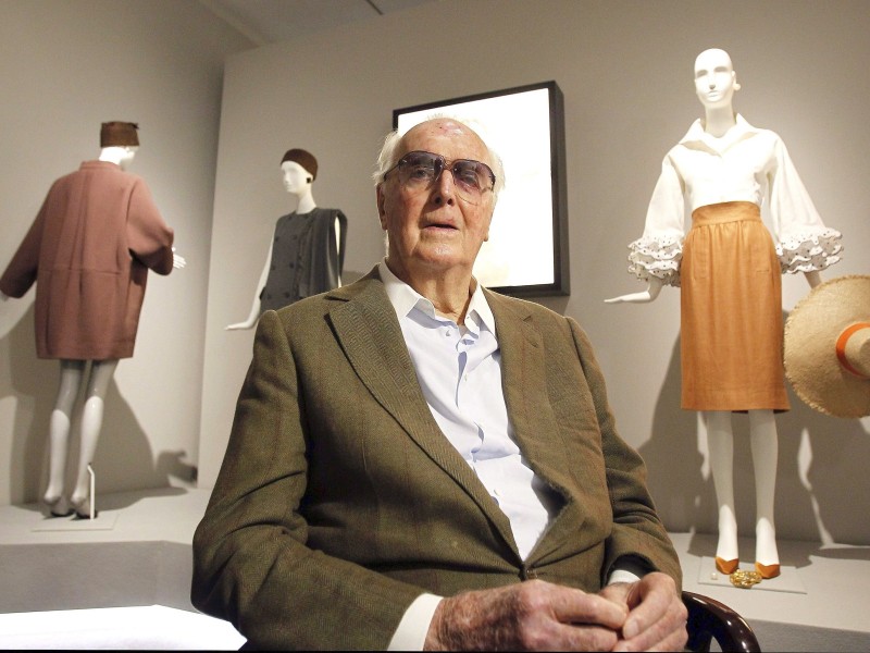 Der französische Modeschöpfer Hubert de Givenchy ist tot. Er wurde 91 Jahren alt. Givenchy hatte Anfang der 50er Jahre das Modehaus gegründet, das seinen Namen trug. 