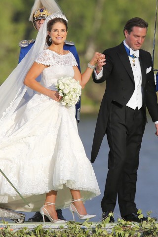 Valentino schneiderte das Hochzeitskleid für Prinzessin Madeleine von Schweden. Bräutigam Chris O'Neill gefiel es. 