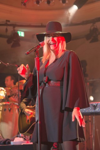Glückwunsch zu Baby Nummer vier! Sängerin Sarah Connor hat im Januar Söhnchen Jax Llewyn zur Welt gebracht. Die mit ihrem Partner in Berlin lebende Musikerin („Wie schön du bist“) hat bereits drei Kinder im Alter von fünf, zehn und zwölf Jahren. Der Vater der beiden ältesten – Tyler und Summer – ist Dschungelcamper und Sänger Marc Terenzi. Die Aufnahme zeigt die Hochschwangere bei einem Auftritt im Oktober 2016.