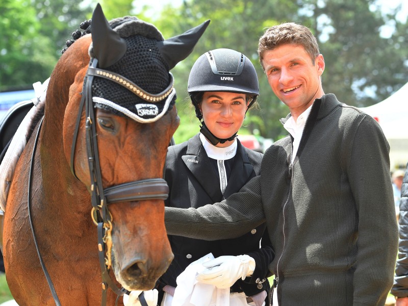 Seit 2009 sind Lisa und Thomas Müller verheiratet. Die Dressurreiterin betreibt gemeinsam mit dem National-Kicker einen Reiterhof. 