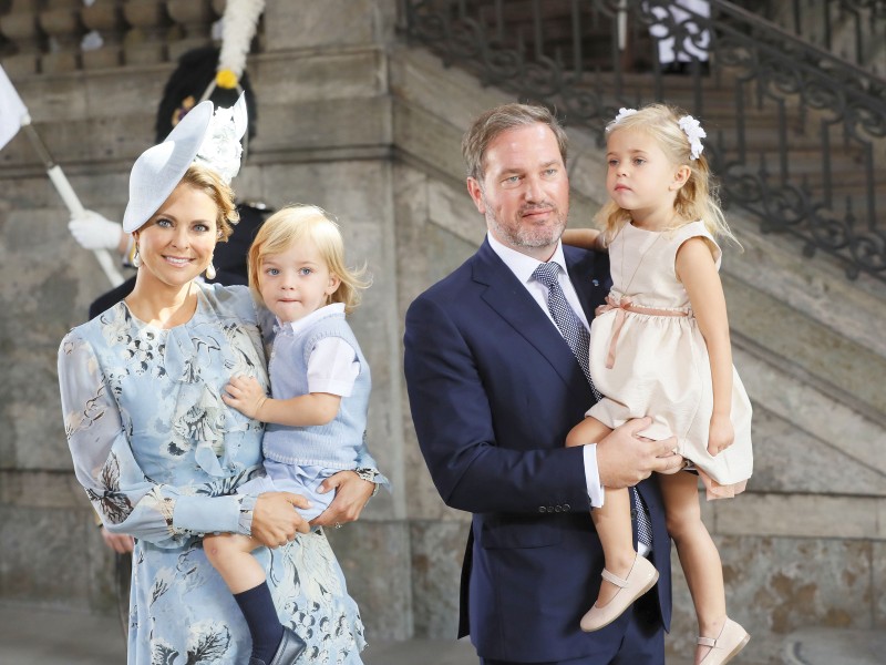 Madeleine und ihr Mann Christopher O’Neill sind bereits Eltern von Töchterchen Leonore und Sohn Nicolas. Ihr drittes Kind ist das siebte Enkelkind des schwedischen Königs Carl XVI. Gustaf und seiner Frau, Königin Silvia.