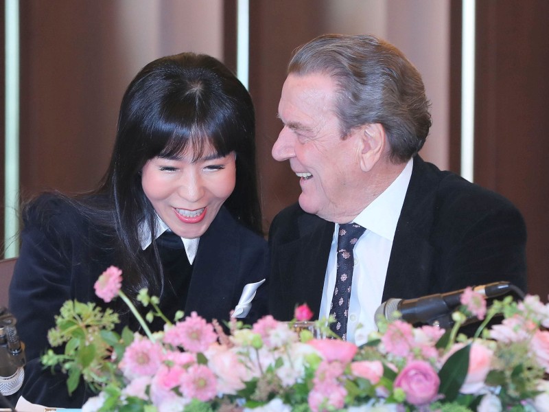 Er will es zum fünften Mal wissen: Ex-Bundeskanzler Gerhard Schröder (SPD) und seine südkoreanische Lebensgefährtin Soyeon Kim wollen sich möglichst noch in diesem Jahr das Jawort geben. Für den Altbundeskanzler wäre es die fünfte Ehe. 