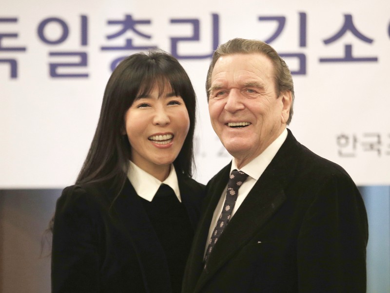 Er hat es offenbar wieder getan: Altbundeskanzler Gerhard Schröder hat einem Medienbericht zufolge die Südkoreanerin So Yeon Kim geheiratet. Seit April sind Schröder und seine frühere Partnerin Doris Schröder-Köpf offiziell geschieden. 
