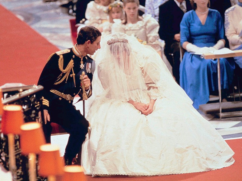 „Die Prinzessin der Herzen“ und Prinz Charles kurz vor ihrem Ja-Wort am 29. Juli 1981 in der Londoner St. Paul's Cathedral in London. Das aus elfenbeinfarbener Seide gehaltene Kleid – es erinnert ein wenig an ein Schlagobers-Törtchen – stammt von der britischen Designerin Elizabeth Emanuel.